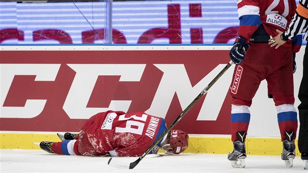 Zrann Stepan Sannikov z Ruska (na led) v utkn proti esku