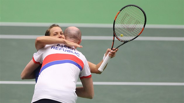 Barbora Strcov se objm s Petrem Plou po postupu do semifinle Fed Cupu.