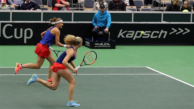 Kateina Siniakov (vpedu) a Lucie afov ve tyhe Fed Cupu