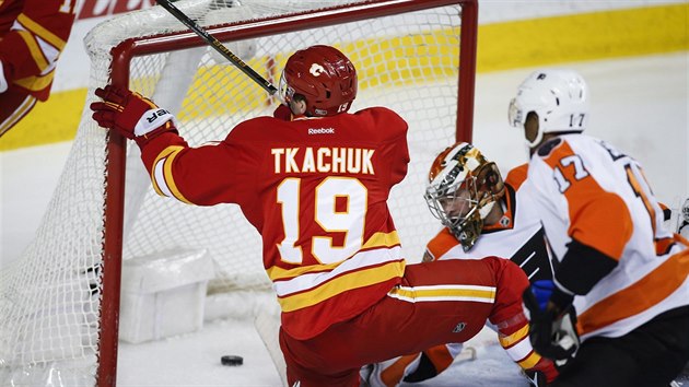 Matthew Tkachuk z Calgary (v ervenm) prv pekonal glmana Philadelphie Michala Neuvirtha.