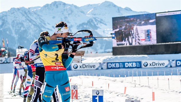 STOJKA. Martin Fourcade (vpedu) pi stelb v hromadnm zvodu na MS v Hochfilzenu.