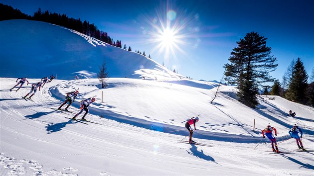 SJEZD. Momentka z hromadnho zvodu mu na MS v Hochfilzenu.