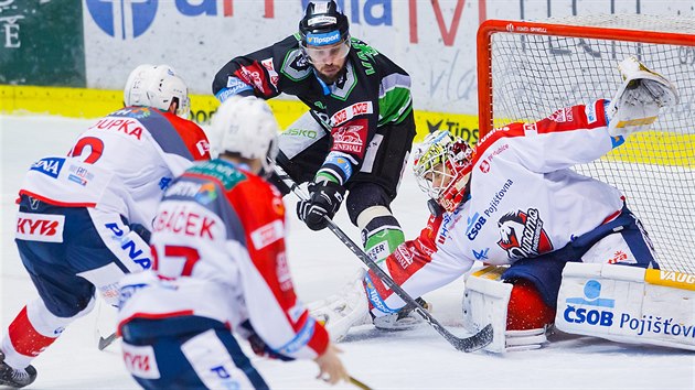 Pardubick glman Jaroslav Hbl v pln permanenci v utkn proti Mlad Boleslavi