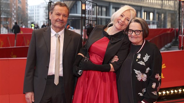 Na Berlinale se představila delegace nového filmu Agnieszky Hollandové (první zprava) „Přes kosti mrtvých“, kde hraje i Miroslav Krobot. Oba jsou na snímku spolu s herečkou Agnieszkou Mandatovou (12. února 2017).