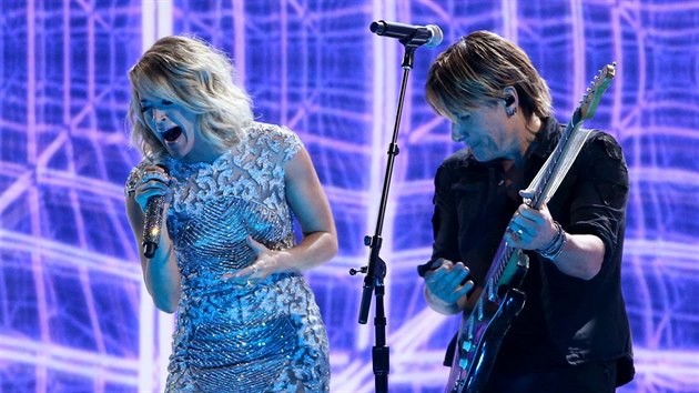 Carrie Underwood a Keith Urban (Grammy Awards, Los Angeles, 12. nora 2017)