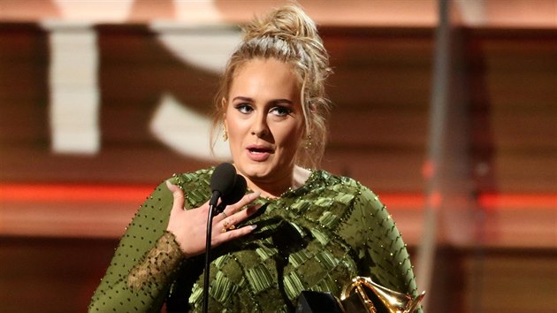 Adele s cenou za píseň roku Hello (Grammy Awards, Los Angeles, 12. února 2017)