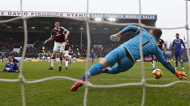 Glman Tom Heaton se natahuje marn, rna Pedra (na zemi) prola do st. Chelsea tak vedla nad Burnley 1:0.