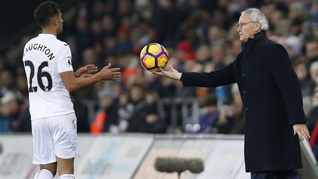 Trenr Leicesteru Claudio Ranieri podv balon Kyleu Naughtonovi ze Swansea.