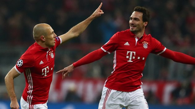 SKVLE TREFIL. Arjen Robben z Bayernu otevel skre v zpase Ligy mistr proti Arsenalu krsnou ranou a mohl se radovat se spoluhrem Matsem Hummelsem.