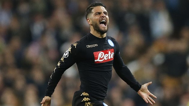 ZASKOIL REAL. Lorenzo Insigne se raduje z glu, kterm poslal Neapol na hiti Realu Madrid do veden.