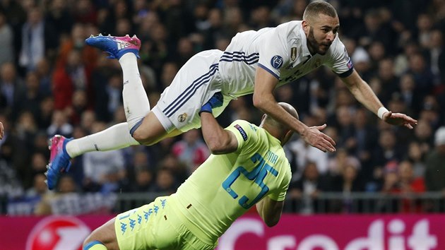 tonk Realu Madrid pepadv pes glmana Neapole Pepeho Reinu krtce pot, co kolem nj poslal balon na levou ty.