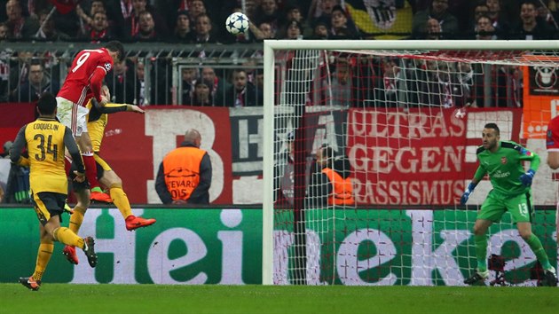 Robert Lewandowski, tonk Bayernu Mnichov, dv v zpase proti Arsenalu hlavou gl na 2:1.