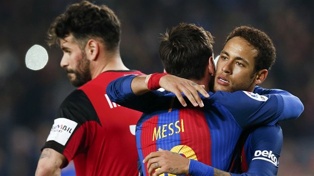 Neymar a Lionel Messi v dresu Barcelony se raduj z glu druhho jmenovanho do...