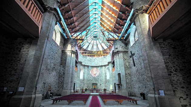 Kostel m sklennou stechu ve tvaru ke