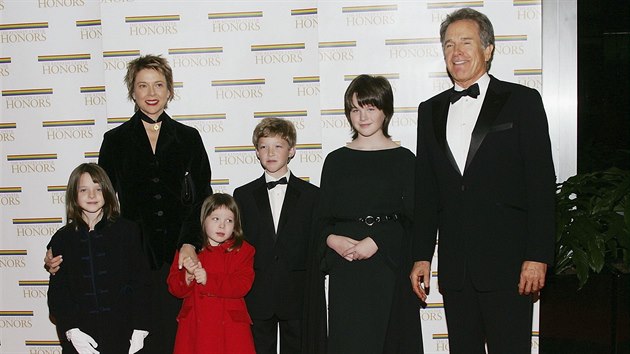 Annette Beningov, jej manelem Warren Beatty a jejich tyi dti (Washington, 4. prosince 2004)