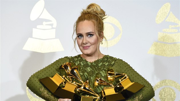 Pět cen Grammy, včetně vítězství v prestižních kategoriích Album, Nahrávka či Píseň roku, získala britská zpěvačka Adele v roce 2017. Uspěla díky albu 25 a singlu Hello.