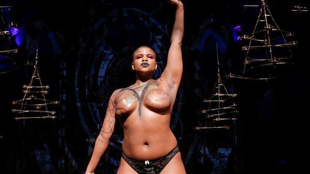 Na AnaOno Intimates show na newyorskm tdnu mdy byly modelkami eny, kter pekonaly rakovinu prsu (12. nora 2017).