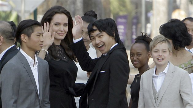 Angelina Jolie a její děti Pax, Maddox, Zahara a Shiloh (Phnompenh, 18. února 2017)