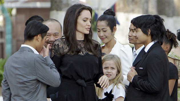 Angelina Jolie a jej dti Pax, Vivienne a Maddox (Phnompenh, 18. nora 2017)