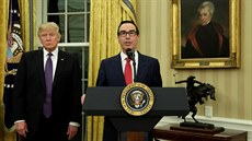 Prezident Donald Trump a ministr financí Steven Mnuchin p�i ceremoniálu v Bílém...