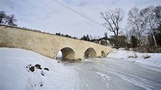 Původně kamenný most v Ronově nad Sázavou získal novou bílou fasádu v roce 2013.