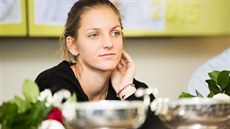 eská tenistka Karolína Plíková zasnn pozoruje repliky fedcupové trofeje po...