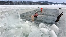 Otuilci chodí kadou sobotu ráno plavat do zamrzlého rybníku Regent (11. února...