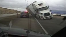 Kamion na dálnici smetl dálniní hlídku