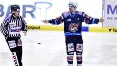 Brett Flemming z Chomutova po arvátce s pardubickým Davidem Tomákem.