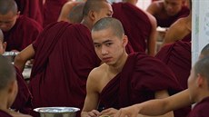 Společný oběd v klášteře Kha Khat Wain Kyaung v Bagu začíná společnou modlitbou.