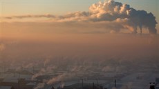 SMOG. Okraj mongolského Ulánbátaru pokrývá hustý smog zpsobený hoícím uhlím....