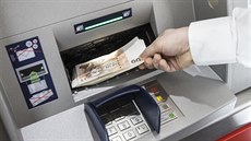 Inteligentní bankomaty umí peníze nejen vydávat, ale i přijímat a vkládat na...