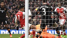 RUKA. Alexis Sánchez pomohl balonu do sít rukou. Arsenal nakonec nad Hullem...