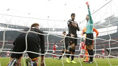 �ERVENÁ KARTA. Mark Clattenburg vylou�il fotbalistu Hullu Sama Clucase za hru...