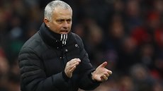 Trenér Manchesteru United José Mourinho sleduje zápas proti Watfordu.
