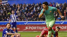 Luis Suárez z Barcelony bí slavit svou branku proti Alavésu.