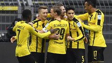 Fotbalisté Borussie Dortmund se radují ze vsteleného gólu v ligovém utkání s...