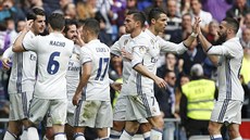 BÍLÁ RADOST. Fotbalisté Realu Madrid slaví vstřelenou branku v utkání s...