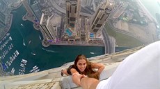 Modelka Viki Odintcova se fotila na dubajském mrakodrapu visící bez jitní.