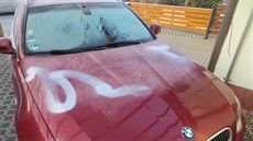 Mu ve vesnici poblí Brna nael ráno své ervené BMW posprejované stíbrnou...