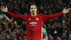 �védský úto�ník Zlatan Ibrahimovic z Manchesteru United slaví hattrick v...