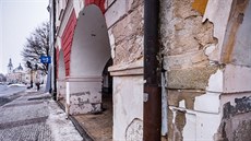 Stav �ady historických dom� na nám�stí ve Svitavách je �alostný.