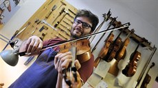 Osmatřicetiletý houslař Pavel Celý opravuje housle ve své dílně ve Vanči na...