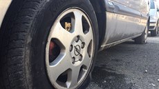 Neznámý pachatel propíchal autm v Beroun pneumatiky (16.2.2017).