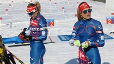 Gabriela Koukalová (vpravo) na tréninku eských biatlonistek v Hochfilzenu,...
