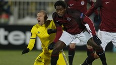 Spar�anský zálo�ník Tiémoko Konaté fauluje Timofeje Kala�eva z Rostova a za...