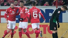 Levin Öztunali (vlevo) z Mohuče se raduje z gólu se spoluhráčem...