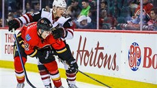 Matthew Tkachuk (vlevo) z Calgary v souboji s  Christianem Dvorakem z Arizony.