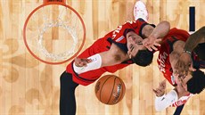 Willy Hernangomez (vlevo) z týmu svtových hvzd zakonuje na ko USA.