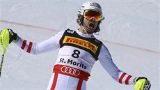 Rakouský lya  Manuel Feller v cíli slalomu na mistrovství svta ve Svatém...